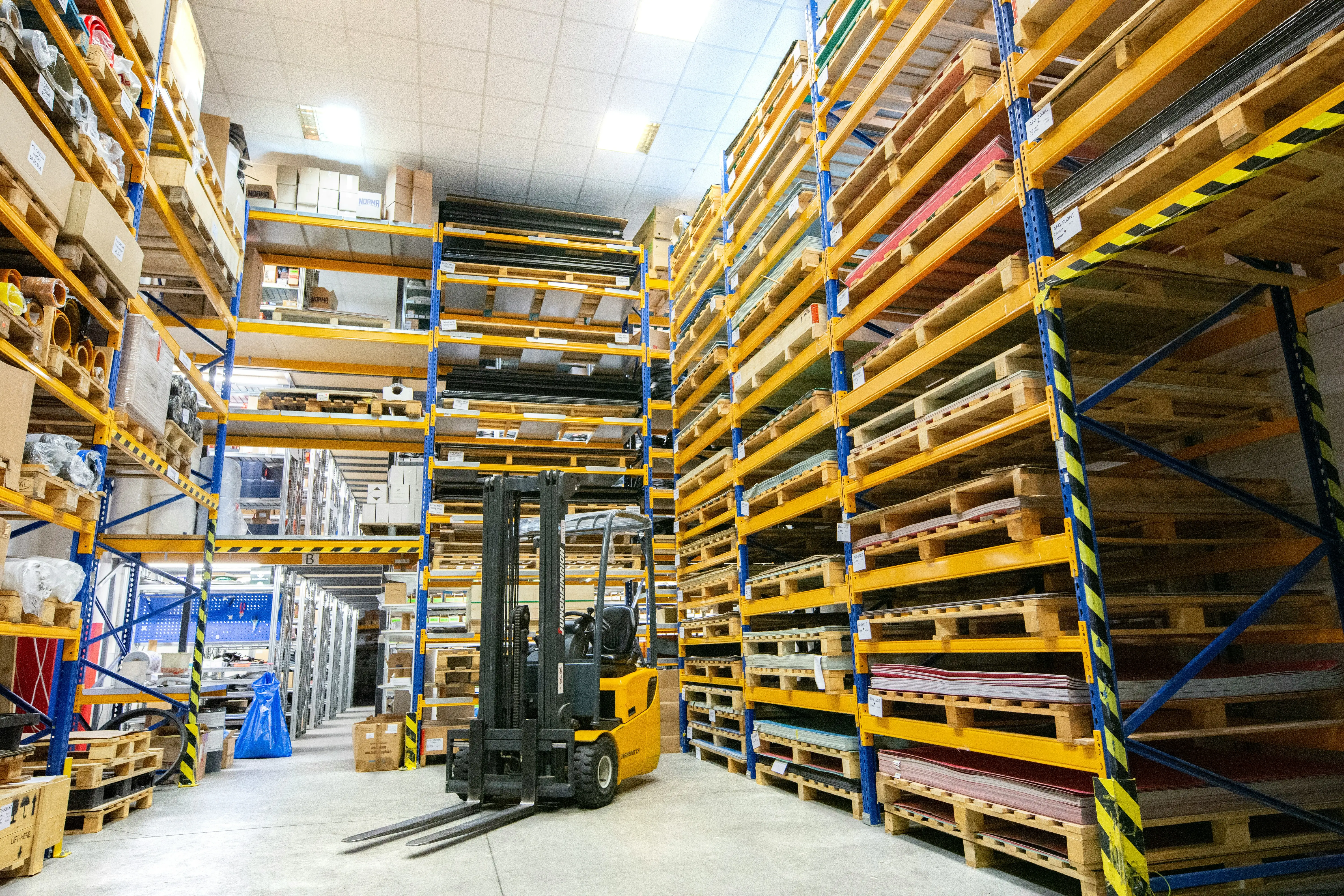 Intralogistics warehouse operation and goods flow